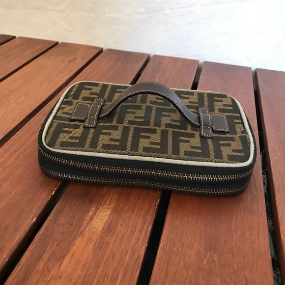 Womens fendi makeup case/travel bag - Picture 4 of 7